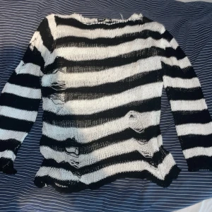 Shein ripped tröja  - En stickad tröja med hål över kroppen, var ganska trendig förut men är tyvärr lite för genomskinlig för min smak, köpt för 149kr på shein