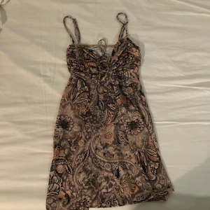 Urban outfitters miniklänning - Säljer denna urban outfitters miniklänning med coolt jpg-ish mönster. 