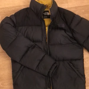Nothface jacka - Nortface jacka i fint skick. Storlek S💕 Köparen står för frakt! Säljer billigare då det är ett litet hål på ryggen som är lagat💕