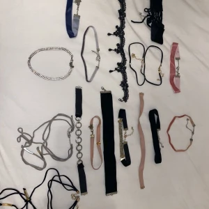 Halsband - MAN FÅR ALLA FÖR ENDAST 70kr+Frakt (30kr)  Dessa är så fina, vissa är använda vissa inte. (Köparen står för frakten)