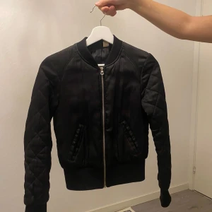 En sjukt snygg jacka - Denna är så sjukt fin, den formar din kropp, och framhäver kurvorna. Så himla fin med blåa jeans. (Köparen står för frakten)