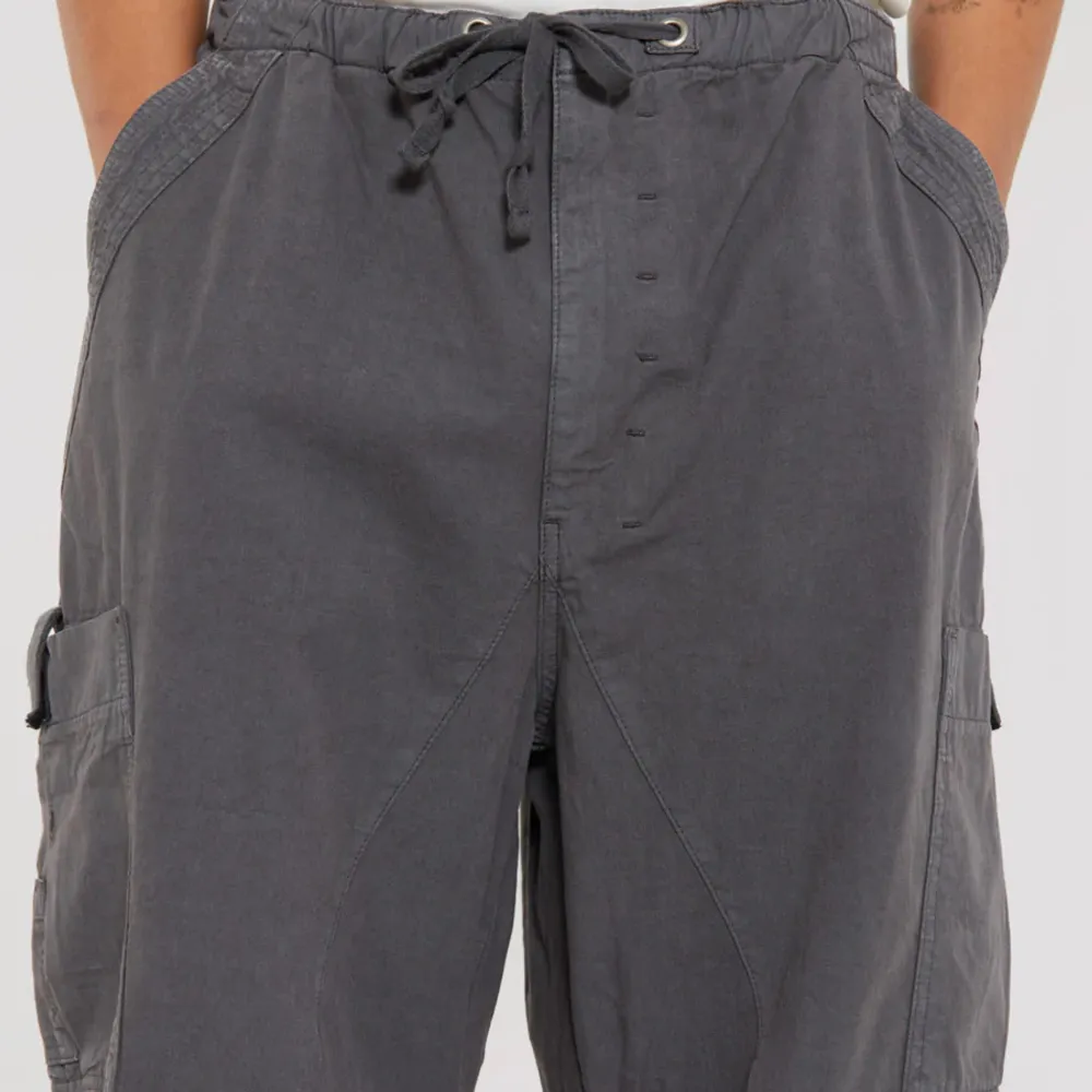 Vintage Grå Parachute Pants köpt direkt från Jaded London, helt oanvända (prislapp är kvar) och är i storlek small. Jeans & Byxor.