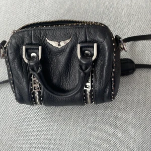 Zadig väska - Säljer min Zadig Sunny bag i den lilla storleken pga ingen användning Nypris 3200!Har inga defekter förutom att några nitar vid dragkedjan är lite rostiga vid dragkedjan (bild 2) MODELLEN SÄLJS EJ LÄNGRE! OBS OM DU VINNER BUDGIVNINGEN MÅSTE DU KÖPA!