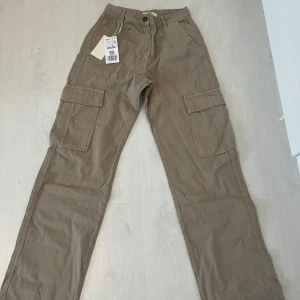 Stradivarius cargo pants strl 38 - Stradivarius cargo pants strl 38. Aldrig använda. 