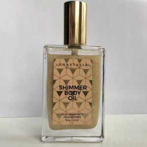 Anastasia beverly hills Shimmer body oil - Shimmrande kroppsolja från Anastasia beverly hills. Inköpt för Ett halvår sedan. knappt använd alls
