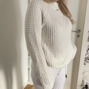 Stickadtröja  - Vit stickad tröja, aldrig använd