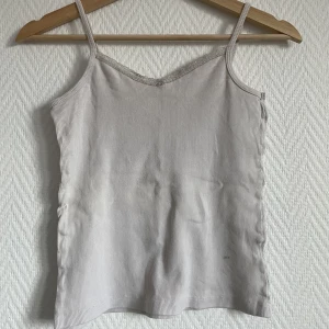 Linne - Vitt linne med spets kant, andvänds aldrig 