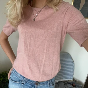 Finstickad t-shirt - Såå fin stickad t-shirt från h&m, nästan aldrig använd 