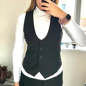 Svart Väst - Säljer denna fina svart väst!! Västen är i jätte fin sick❤️