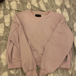 Sweatshirt  - Ganska kort skön sweatshirt, storlek M från lager 157. Tunn och går absolut att ha på vintern så som sommar. Skiftar i lite lila och rosa, beror på hur man ser det :) 