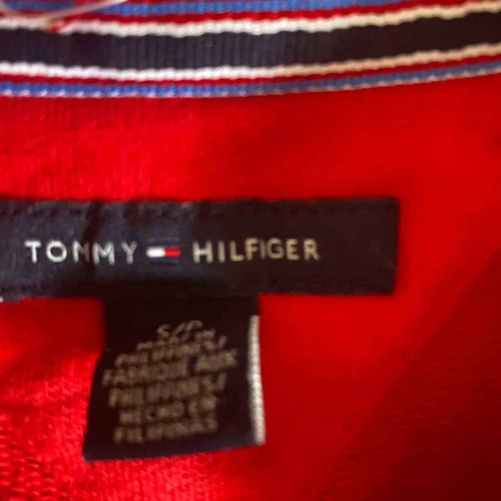 Full-zip hoodie från Tommy Hilfiger, inköpt second hand från Beyond retro men i fint skick. Hoodies.