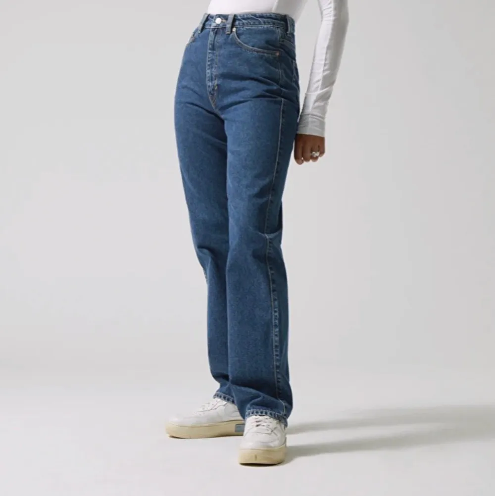 Säljer dessa snygga oanvända jeans från Weekday, då de tyvärr är för små för mig. Storleken är 31/32. ❤️Kolla sista bilden för att se jeansen på modellen. 350kr+frakt❤️. Jeans & Byxor.