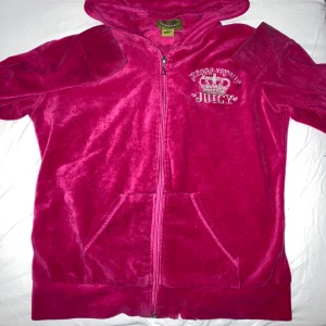 Juciy couture kofta  - Rosa Juciy couture kofta köpt second hand i str L men passar ungefär M/S men sitter inte lika tajt kan också passa en XS (köpare står för frakt 