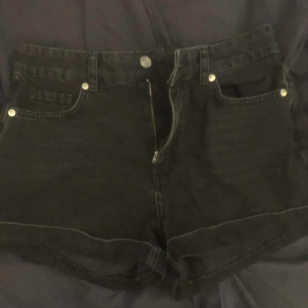Dark washed mom jeans shorts in size 36, there’s no stretch but it runs a little big!! Measurements taken laying flat down  Waist 39cm Hips 47cm Thigh 28cm. Shorts.