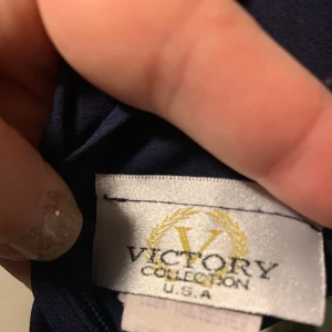 festklänning  - mörkblå festklänning, stl L