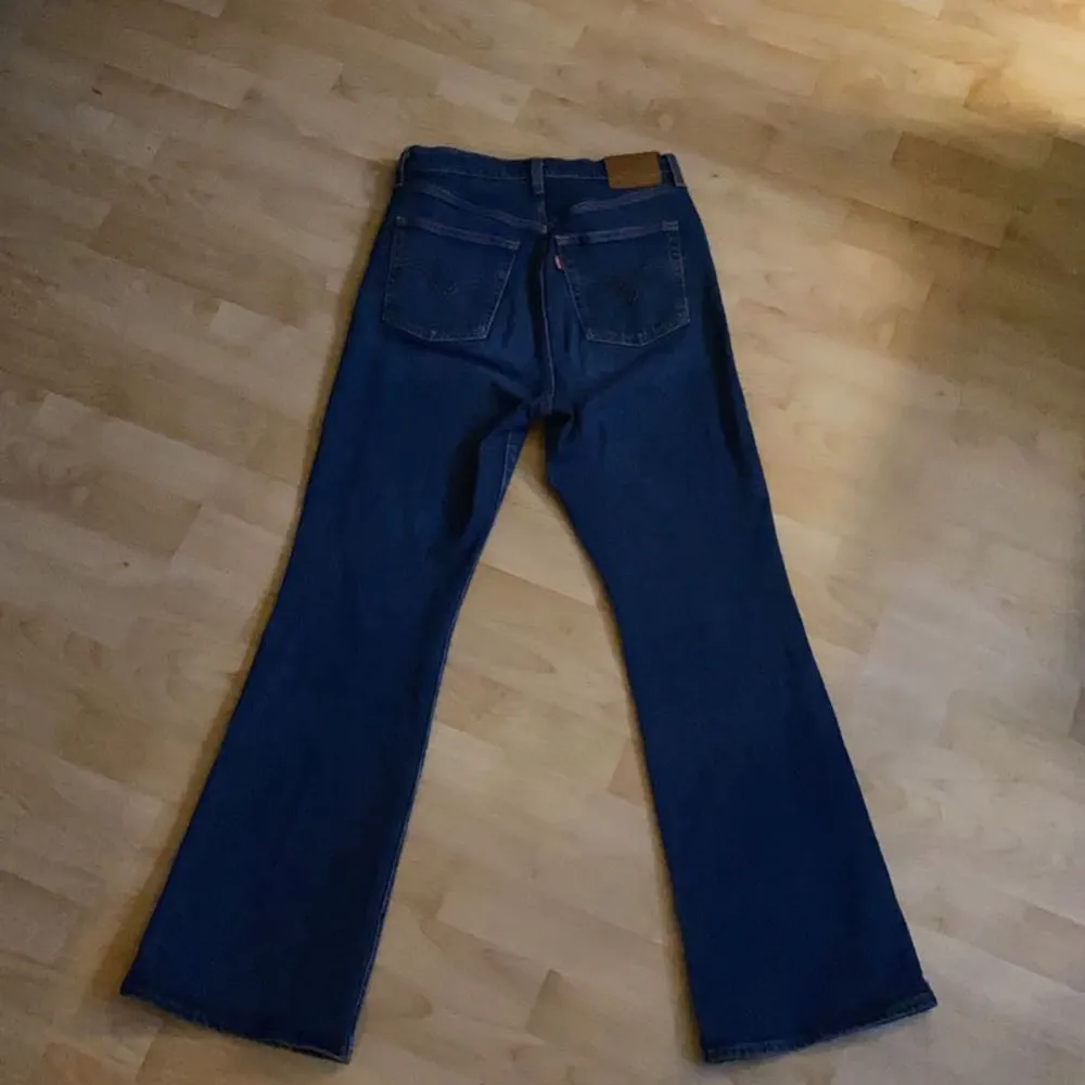 Säljer mina bootcut jeans från levi’s i jätte bra skick eftersom dom inte kommer till använding! Skicka för mer bilder!💗(Är lite osäker på frakten så den stämmer inte). Jeans & Byxor.