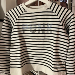 Randig Zadig & Voltaire tröja storlek 164/xs - Säljer fin och bekväm Zadig & Voltaire tröja. Den är vit och blå randig med glittrig text. Endast använd 1 gång och självklart äkta