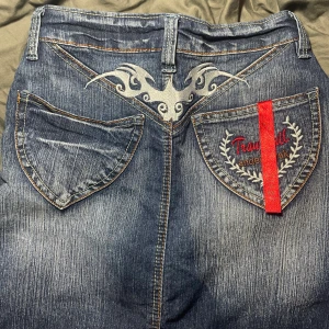 Jeanskjol midi y2k - Skitcool jeanskjol som jag verkligen är så ledsen för att den är förliten för mig. I kjolen står det storlek 34 skulle nog mer säga 36! I perfekt skick då jag inte kunnat använda den.