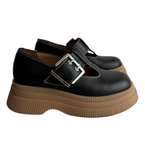 Plattform Mary Jane Skor - Ganni - Använda två gånger, platåskor från Ganni som inte finns att köpa längre. Storlek 37 och kommer med lådan som om de vore nya. Mer bilder finns om någon önskar:) original pris är 3500kr