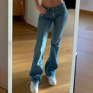 Ljusblåa jeans från Fornarina. Passar mig bra som vanligtvis har 26 i midja och är 169cm lång, så skulle inte säga att dom är W29.  Jättegott skick och extremt snygga!  Innerbenslängd ca 82 cm. Frakt tillkommer!!