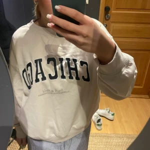 Tröja  - Säljer denna snygga tröja från hm i en beige färg med tryck på.