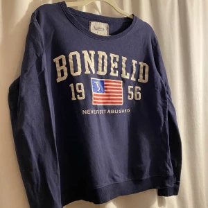 Collagetröja Bondelid L  - 90-tals inspirerad tunnare collagetröja från Bondelid. Stl L och möjligtvis lite kort modell. Använt skick men inga fel. Köparen betalar frakten.