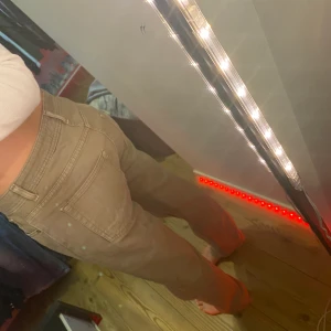 Lågmidjade jeans  - Ett par bruna lågmidjade jeans som inte lönge har någon  andvändning för mig så säljer💕 tryck ej på köp nu 