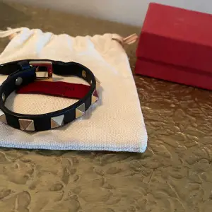 Säljer nu mitt älskade valentino armband! Slitet vid knäppningen (se bild) men inget som syns när man har på sig de. Äkthetsbevis, låda och påse tillkommer. Nypris: 2800kr