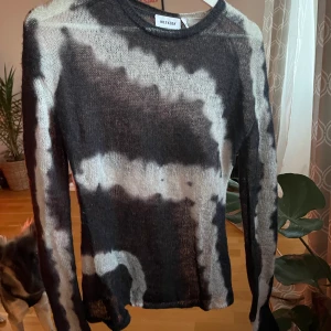 Långärmad mysig tröja - Materialet påminner om stickat. Köpt från Weekday men aldrig använt. Lätt genomskinlig. 
