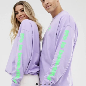 Oversized tröja  - Unisex tröja köpt från ASOS. Stor i stroleken, lik en M.  Sparsamt använd. 