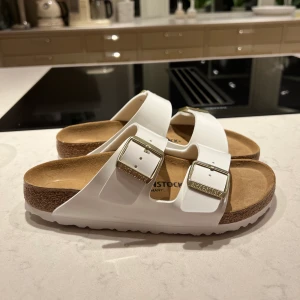 Birkenstock Arizona Sandals White - Säljer mina helt nya Arizona Sandals White Birkenstock i storlek 38. Aldrig använda och säljer då de var för små och det var för sent att returnera. Skokartong och kvitto finns kvar. Köpta för 900kr 😊