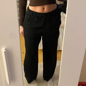 Byxor - Jätte sköna byxor från h&m i väldigt tunnt material, perfekt på sommaren. Påminner om linnebyxor i modellen❤️