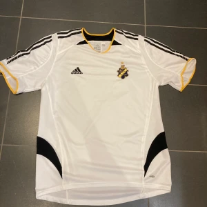 AIK retro fotbollströja  - Storlek M Från 2015-2016 Kan frakta och mötas upp i Västerås 
