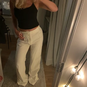 Créme vita kostymbyxor  - Créme vita kostymbyxor från zara i storlek S❤️‍🔥❤️‍🔥❤️‍🔥
