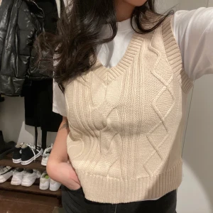 Beige stickad väst - Säljer en söt stickad beige väst från Monki. Storlek S. Använd vid 1 tillfälle så nyskick!  Fraktar och möts upp, du står för frakten (kan frakta flera saker samtidigt om önskas) 💘