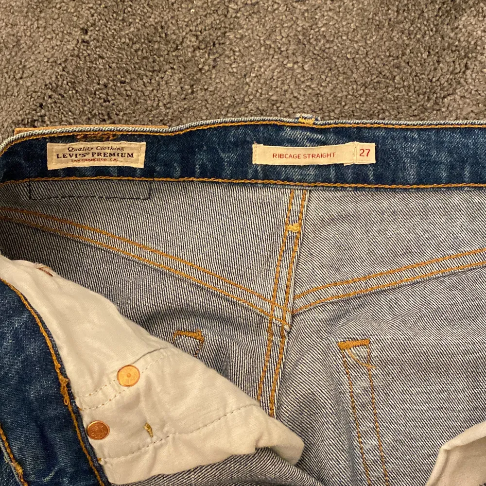 Ett par riktigt fina Levis jeans. Sparsamt användna, mycket fint skick. Inga fläckar eller hål. Storlek W27 L27. . Jeans & Byxor.