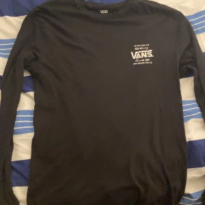 Vans långärmad t-shirt  - Knappt använd mest legat i garderoben, passar M