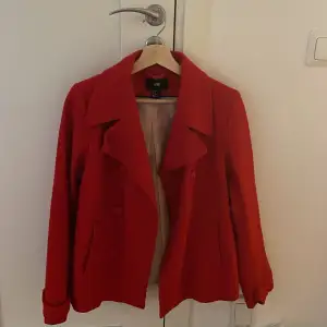 Trendig kort röd kappa i storlek 38 från hm. Inga defekter 