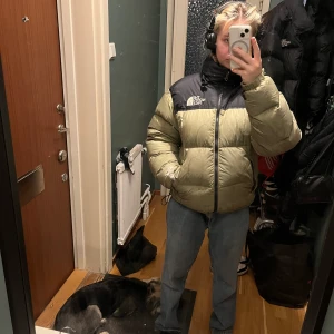 North Face jacka Grön - I storlek S (jag är 160 cm). Den säljs så pass billigt då den har ett flertal hål🥲 Ett större hål vid handleden. 