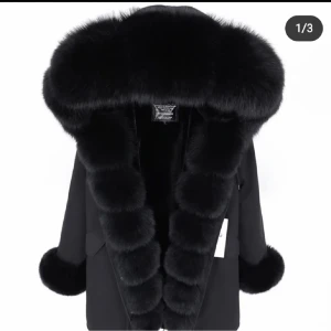 Svart Parka Jacka Garoff  - Jacka Från Garoff i modellen Parka, storlek 36 men passar även 34 och 38. ÄKTA PÄLS!  Kommer ej till användning längre då jag köpt en annan jacka. Använd ett par gånger. Jackan är totalt felfri, ser ut som i helt nytt skick. Nypris 7999:-, Kvitto finns!