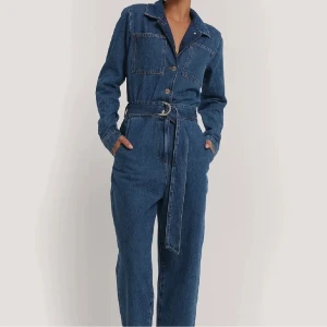 Denim jumpsuit - Denim jumpsuit från nakd. Nyskick! Storlek xs