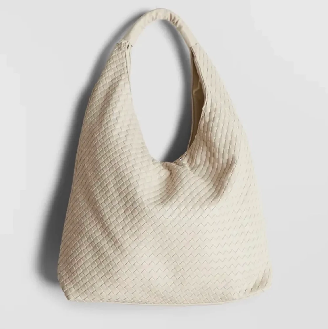 Beige flätad bottega liknande väska 