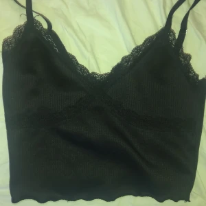 croptop  - Dessa tröjor är nt längre min stil därför säljer ja dom två :)