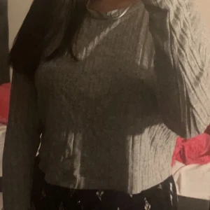 Grå tröja - Grå långärmad tröja, inte särskilt tjock men jättefin ändå! 💕 Storlek S, och i finfint skick!