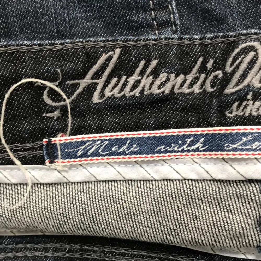 Så snygga lågmidjade jeans från Authentic. Köpta secondhand men knappt använda och mycket bra skick🤍. Jeans & Byxor.