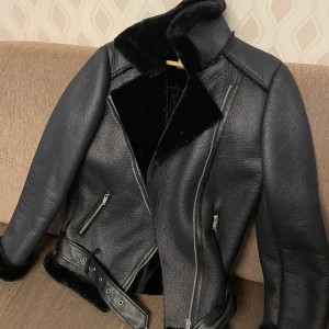 Skinnjacka svart - Skinnjacka, använt endat 1 gång. Mycket bra skick. 