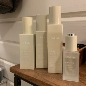 Caia hudvård - Nypris: 960kr Dagkräm: 3/4 kvar Toner: Endast testad Cleanser: lite mindre än halva kvar Serum: Se bild