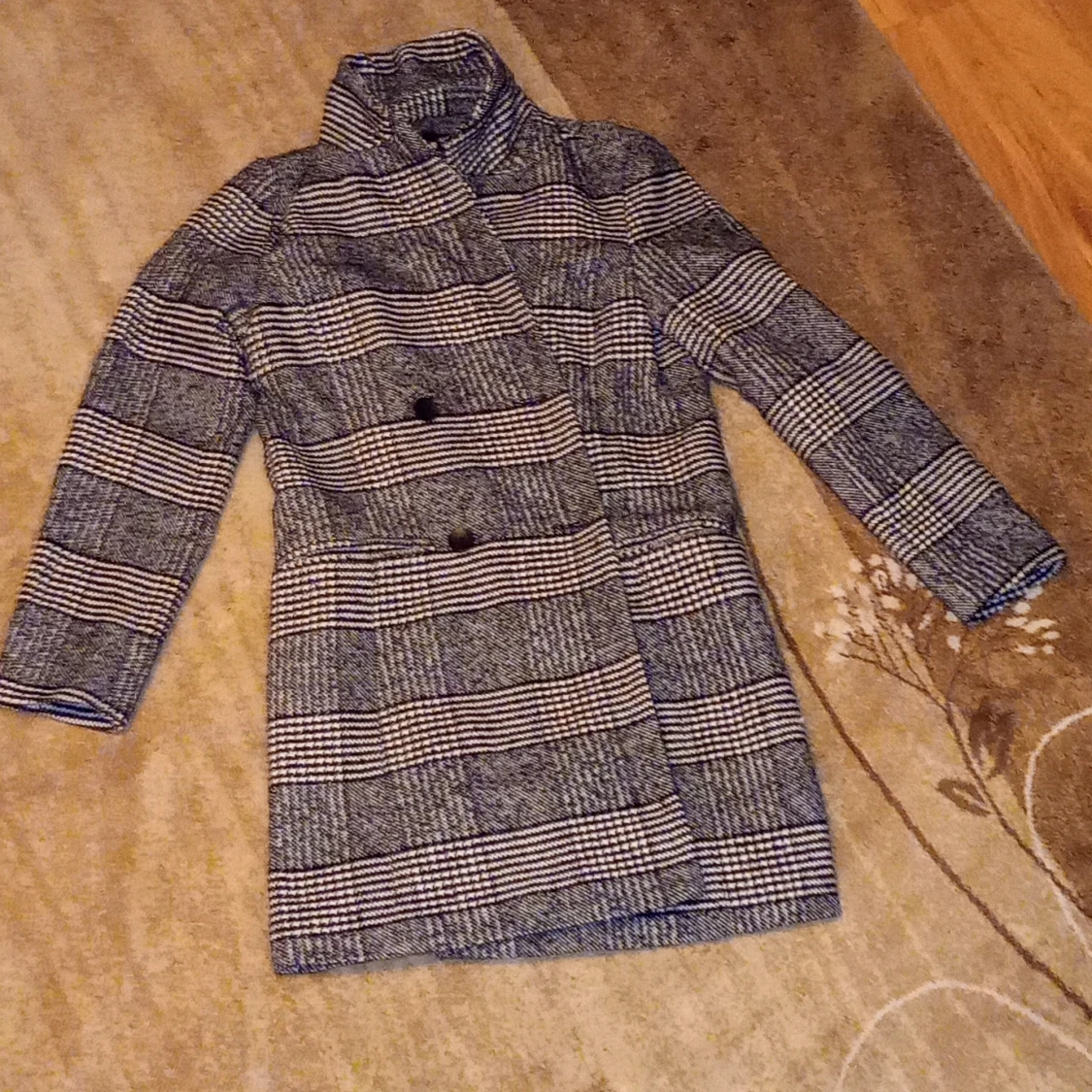 white black coat that warms in winter and is suitable for any occasion. - 91