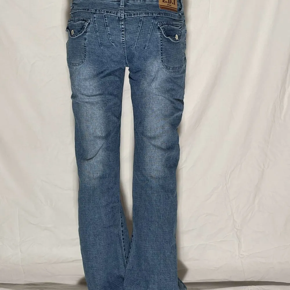 KONTAKTA INSTAGRAM  @lwjean.uf VID INTEESSE Jeans 019❤️‍🔥 Märke: E.D.I jeans Storlek: XL Midjemått: 88 cm Innerbenslängd: 84  Modellen är W28 EUR36 och 169 cm lång. Jeans & Byxor.