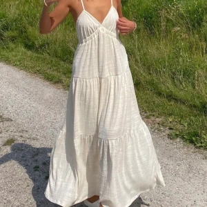 Vit Sommarklänning Bikbok - Jättefin vit sommarklänning i maxi modell från bikbok, den är köpt för ett år sedan och sparsamt använd utan några defekter. I storlek S och jag är 156 o den når perfekt till marken. (Bild 1/3 är lånade, 2 är min) 